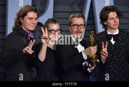 Meilleur Acteur Oscar gagnant Gary Oldman (deuxième à droite), pose avec son épouse Gisèle Schmidt et fils Gulliver Flynn Oldman Charlie et qu'ils arrivent à la Vanity Fair Oscar Party au Wallis Annenberg Center for the Performing Arts à Los Angeles, Californie le 4 mars 2018. Photo par Christine Chew/UPI Banque D'Images