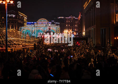 Illumination de Noël et des décorations de rues de Moscou- capitale de Noël, la Russie. Le 26 décembre 2018, Moscou, Russie. Banque D'Images