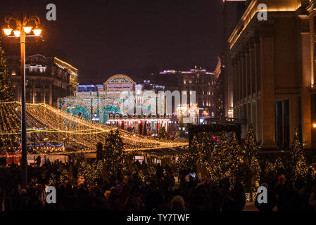 Illumination de Noël et des décorations de rues de Moscou- capitale de Noël, la Russie. Le 26 décembre 2018, Moscou, Russie. Banque D'Images