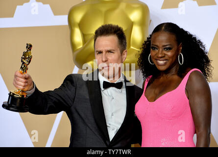 Acteurs Viola Davis (R) et Sam Rockwell, gagnant du prix du meilleur acteur de soutien pour les 'Trois panneaux d'Extérieur Ebbing, Missouri, backstage' apparaît avec son Oscar au cours de la 90th annual Academy Awards à l'hôtel Loews Hollywood Hotel dans la section Hollywood de Los Angeles le 4 mars 2018. Photo par Jim Ruymen/UPI Banque D'Images