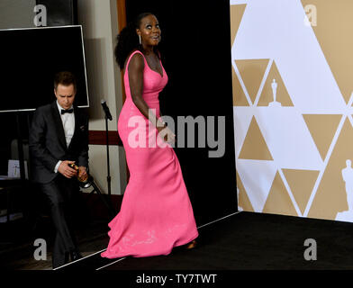 Acteurs Viola Davis (R) et Sam Rockwell, gagnant du prix du meilleur acteur de soutien pour les 'Trois panneaux d'Extérieur Ebbing, Missouri, backstage' apparaît avec son Oscar au cours de la 90th annual Academy Awards à l'hôtel Loews Hollywood Hotel dans la section Hollywood de Los Angeles le 4 mars 2018. Photo par Jim Ruymen/UPI Banque D'Images