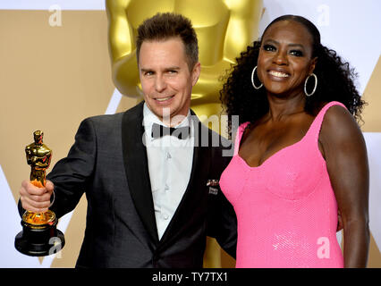 Acteurs Viola Davis (R) et Sam Rockwell, gagnant du prix du meilleur acteur de soutien pour les 'Trois panneaux d'Extérieur Ebbing, Missouri, backstage' apparaît avec son Oscar au cours de la 90th annual Academy Awards à l'hôtel Loews Hollywood Hotel dans la section Hollywood de Los Angeles le 4 mars 2018. Photo par Jim Ruymen/UPI Banque D'Images