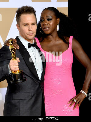 Acteurs Viola Davis (R) et Sam Rockwell, gagnant du prix du meilleur acteur de soutien pour les 'Trois panneaux d'Extérieur Ebbing, Missouri, backstage' apparaît avec son Oscar au cours de la 90th annual Academy Awards à l'hôtel Loews Hollywood Hotel dans la section Hollywood de Los Angeles le 4 mars 2018. Photo par Jim Ruymen/UPI Banque D'Images