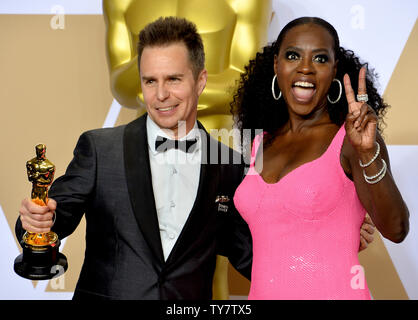 Acteurs Viola Davis (R) et Sam Rockwell, gagnant du prix du meilleur acteur de soutien pour les 'Trois panneaux d'Extérieur Ebbing, Missouri, backstage' apparaît avec son Oscar au cours de la 90th annual Academy Awards à l'hôtel Loews Hollywood Hotel dans la section Hollywood de Los Angeles le 4 mars 2018. Photo par Jim Ruymen/UPI Banque D'Images