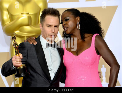 Acteurs Viola Davis (R) et Sam Rockwell, gagnant du prix du meilleur acteur de soutien pour les 'Trois panneaux d'Extérieur Ebbing, Missouri, backstage' apparaît avec son Oscar au cours de la 90th annual Academy Awards à l'hôtel Loews Hollywood Hotel dans la section Hollywood de Los Angeles le 4 mars 2018. Photo par Jim Ruymen/UPI Banque D'Images