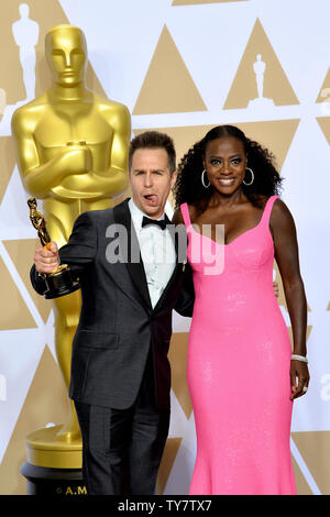 Acteurs Viola Davis (R) et Sam Rockwell, gagnant du prix du meilleur acteur de soutien pour les 'Trois panneaux d'Extérieur Ebbing, Missouri, backstage' apparaît avec son Oscar au cours de la 90th annual Academy Awards à l'hôtel Loews Hollywood Hotel dans la section Hollywood de Los Angeles le 4 mars 2018. Photo par Jim Ruymen/UPI Banque D'Images