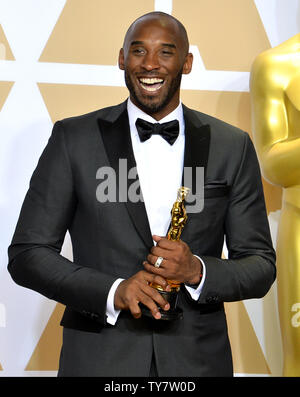 Kobe Bryant, gagnant du prix du meilleur court métrage d'animation pour 'cher Basket-ball," s'affiche avec son backstage pendant le 90e Oscar Awards à l'hôtel Loews Hollywood Hotel dans la section Hollywood de Los Angeles le 4 mars 2018. Photo par Jim Ruymen/UPI Banque D'Images