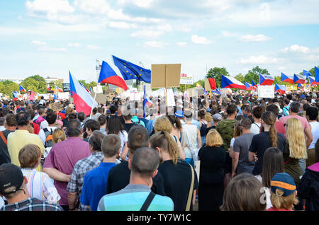 Prague, République tchèque - Le 23 juin 2019 : foule de personnes manifestations contre le premier ministre et ministre de la Justice Babis sur Letna, Letenska plan. Manifestation appelant à la démission. La protestation, la démocratie. Banque D'Images