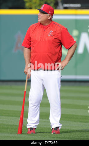 Los Angeles Angels manager Mike Scioscia regarde les joueurs lors de la pratique au bâton avant le match contre les Indians de Cleveland au Angel Stadium à Anaheim, Californie le 2 avril 2018. Photo par Lori Shepler/UPI. Banque D'Images