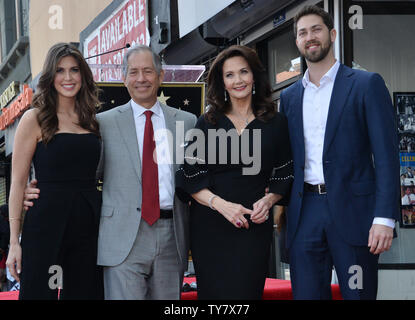 L'actrice et chanteuse Lynda Carter (3e-L) est rejoint par son mari Robert A. Altman (2e-L) et leur fille Jessica Altman (L) et son fils James Altman lors d'une cérémonie de dévoilement de l'honorer avec le 2,632ème étoile sur le Hollywood Walk of Fame à Los Angeles le 3 avril 2018. Photo par Jim Ruymen/UPI Banque D'Images