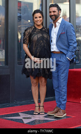 Eva Longoria (L) et son mari Jose Baston assister à la cérémonie de dévoilement de Longoria star alors qu'elle est honorée avec le 2,634ème étoile sur le Hollywood Walk of Fame à Los Angeles, Californie le 16 avril 2018. Photo par Christine Chew/UPI Banque D'Images