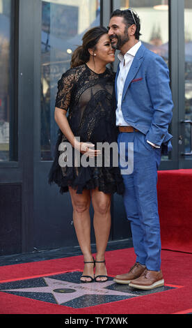 Eva Longoria (L) et son mari Jose Baston assister à la cérémonie de dévoilement de Longoria star alors qu'elle est honorée avec le 2,634ème étoile sur le Hollywood Walk of Fame à Los Angeles, Californie le 16 avril 2018. Photo par Christine Chew/UPI Banque D'Images