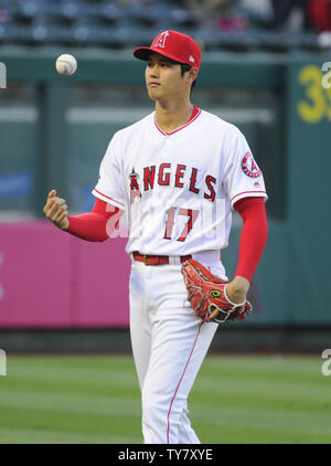 Los Angeles Angels Shohei Ohtani se réchauffe avant le match contre les Red Sox de Boston au Angel Stadium à Anaheim, Californie le 17 avril 2018. Photo par Lori Shepler/UPI Banque D'Images