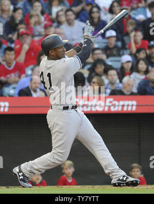 New York Yankees' Miguel Andujar hits un double dans la première manche contre les Angels de Los Angeles au Angel Stadium à Anaheim, Californie le 28 avril 2018. Photo par Lori Shepler/UPI Banque D'Images