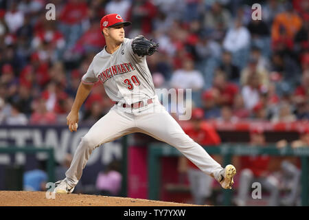 Anaheim, Californie, USA. 25 juin 2019 : Cincinnati Reds le lanceur partant Tyler Mahle (30) rend le départ pour les rouges pendant le match entre les Reds de Cincinnati et le Los Angeles Angels of Anaheim au Angel Stadium à Anaheim, CA, (photo de Peter Renner and Co, Cal Sport Media) Credit : Cal Sport Media/Alamy Live News Banque D'Images