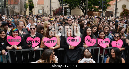 Des centaines de fans assister à la Hollywood Walk of Fame honorant la cérémonie de dévoilement d'emblématique 90's boyband *NSYNC avec le 2,636ème star à Los Angeles le 30 avril 2018. Photo par Jim Ruymen/UPI Banque D'Images