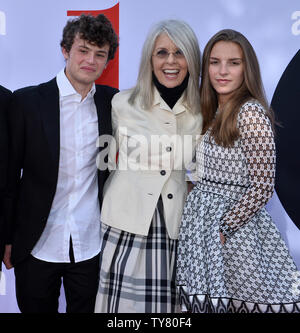 Diane Keaton acteur (C) et son fils le Duc Keaton (L) et un invité assister à la première de the motion picture comédie 'Book Club' au Regency Village Theatre dans la section de Westwood Los Angeles le 6 mai 2018. Scénario : Quatre amis ont leur vie a changé pour toujours après avoir lu 50 nuances de gris dans leur livre ou de club. Photo par Jim Ruymen/UPI Banque D'Images