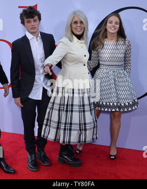 Diane Keaton acteur (C) et son fils le Duc Keaton (L) et un invité assister à la première de the motion picture comédie 'Book Club' au Regency Village Theatre dans la section de Westwood Los Angeles le 6 mai 2018. Scénario : Quatre amis ont leur vie a changé pour toujours après avoir lu 50 nuances de gris dans leur livre ou de club. Photo par Jim Ruymen/UPI Banque D'Images