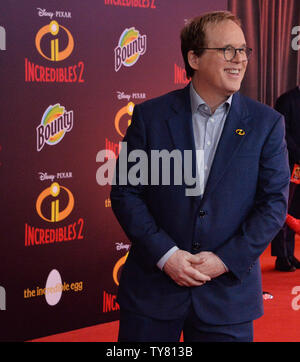 L'écrivain et réalisateur Brad Bird. la voix de Edna Mode dans son nouveau film d'animation comédie de science-fiction 'Incredibles 2' assiste à la première du film dans la section Hollywood de Los Angeles le 5 juin 2018. Scénario : Bob Parr (M. Incroyable) est laissé aux soins pour Instrumentenkabel Klinke-winkelklinke alors que Helen (Elastigirl) n'est pas sauver le monde. Photo par Jim Ruymen/UPI Banque D'Images