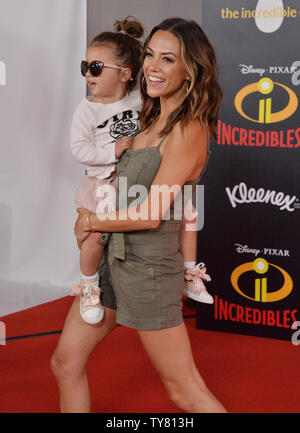 Jana Kramer et sa fille jolie Rae Caussin participant à la Disney et