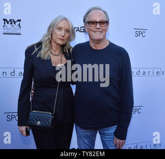 Acteur Peter Fonda et son épouse Margaret DeVogelaere assister à la première de the motion picture comédie dramatique 'Frontières' à l'Egyptian Theatre dans la section Hollywood de Los Angeles le 19 juin 2018. Le film raconte l'histoire de Laura et son fils Henry, qui sont obligés de conduire son ex-care-free pot traitant père à travers le pays après qu'il est expulsé d'un autre foyer de soins. Photo par Jim Ruymen/UPI Banque D'Images