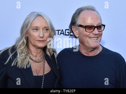 Acteur Peter Fonda et son épouse Margaret DeVogelaere assister à la première de the motion picture comédie dramatique 'Frontières' à l'Egyptian Theatre dans la section Hollywood de Los Angeles le 19 juin 2018. Le film raconte l'histoire de Laura et son fils Henry, qui sont obligés de conduire son ex-care-free pot traitant père à travers le pays après qu'il est expulsé d'un autre foyer de soins. Photo par Jim Ruymen/UPI Banque D'Images