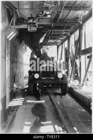 Béton chargement en 2-yd. L'aide de seaux à six entreprises' faible niveau depuis la centrale. Les seaux sont remontés, deux à un chariot dans les tunnels de dérivation où ils sont traités par grue en position sur invert formes. ; Portée et contenu : la photographie de deux volumes d'une série d'albums de photos documentant la construction de barrage Hoover, Boulder City, Nevada. Banque D'Images