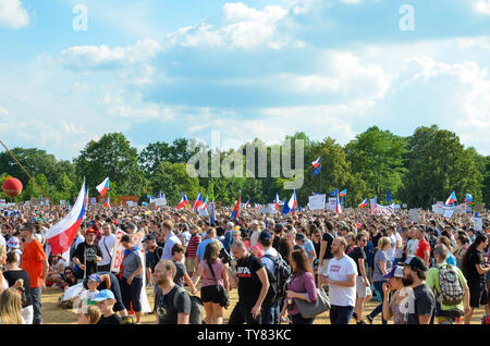 Prague, République tchèque - Le 23 juin 2019 : foule de personnes manifestations contre le premier ministre et ministre de la Justice Babis sur Letna, Letenska plan. Manifestation appelant à la démission. La protestation, la démocratie. Banque D'Images