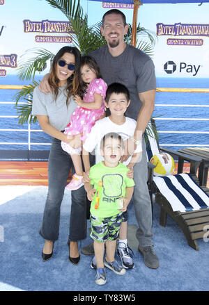 Vous Sarah Shahi, mari Steve Howey, fille Violet Moon Howey, fils William Wolf Howey et fils Knox Howey bleu assister à la première de The animated motion photo comédie 'Hôtel Transylvanie 3 : Les vacances d'été' au Regency Village Theatre de Los Angeles le 30 juin 2018. L'histoire suit Mavis comme elle surprises Dracula avec une famille voyage sur un navire de croisière de luxe Monster afin qu'il puisse prendre des vacances de fournir tous les autres locations à l'hôtel. Le reste du Pack la DRAC ne peut pas résister à aller le long. Mais une fois qu'ils quittent le port, la romance se pose lorsque Dracula se réunit le mystérieux capitaine de navire, Banque D'Images