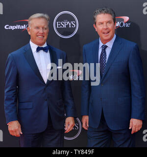 Ex-quarts-arrières de la NFL John Elway (L) et Dan Marino assister à la 26e assemblée annuelle ESPY awards lors du Microsoft Theatre de Los Angeles le 18 juillet 2018. Photo par Jim Ruymen/UPI Banque D'Images