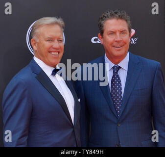 Ex-quarts-arrières de la NFL John Elway (L) et Dan Marino assister à la 26e assemblée annuelle ESPY awards lors du Microsoft Theatre de Los Angeles le 18 juillet 2018. Photo par Jim Ruymen/UPI Banque D'Images