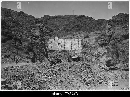 À ciel ouvert en aval et d'excavation pour l'Arizona déversoir. Pelle est près de l'emplacement de déversoir inclinés d'admission tunnel. Truck road à gauche est sur l'altitude approximative de remplir derrière. structure du déversoir ; Portée et contenu : la photographie de deux volumes d'une série d'albums de photos documentant la construction de barrage Hoover, Boulder City, Nevada. Banque D'Images