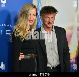 Acteurs Melissa George et Sean Penn assister à la première de Hulu's sci-fi série télévisée 'Le premier' en Californie il Science Center à Los Angeles le 12 septembre 2018. 'La première' est un drame sur l'avenir d'un équipage d'astronautes d'essayer de devenir le premier homme sur Mars. Sous la direction du magnat de l'aérospatiale visionnaire Laz Ingram, l'équipage soutient de périls et de sacrifices personnels qu'ils engagent le plus grand exploit de pionnier dans l'histoire humaine. Photo par Jim Ruymen/UPI Banque D'Images