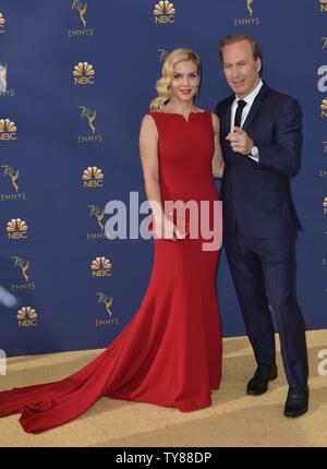 Rhea Seehorn acteurs Bob Odenkirk et assister à la 70e assemblée annuelle Primetime Emmy Award lors du Microsoft Theatre dans le centre-ville de Los Angeles le 17 septembre 2018. Photo par Christine Chew/UPI Banque D'Images