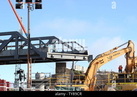 Section de rail en acier mises en place par grande grue dans Grafton NSW Australie Banque D'Images