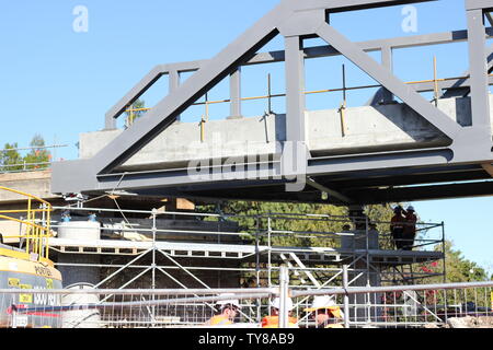 Section de rail en acier mises en place par grande grue dans Grafton NSW Australie Banque D'Images