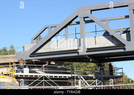 Section de rail en acier mises en place par grande grue dans Grafton NSW Australie Banque D'Images