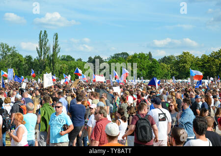 Prague, République tchèque - Le 23 juin 2019 : foule de personnes manifestations contre le premier ministre et ministre de la Justice Babis sur Letna, Letenska plan. Manifestation appelant à la démission. La protestation, la démocratie. Banque D'Images