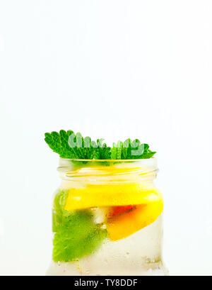 Boissons sans sucre rafraîchissante faite hors de l'eau glacée, le jus de lime, tranches de lime et herbes organiques fraîches du jardin, de la menthe et de la mélisse. Pe Banque D'Images