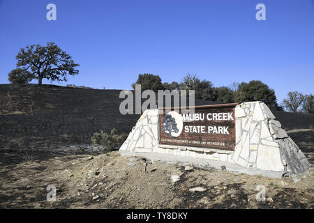 La pancarte "Malibu Creek State Park reste comme des champs et la brosse sont dans le carbonisé Woolsey Fire à Malibu, Californie le 14 novembre 2018. De nombreux chênes survivra, toutefois, la plupart de la brosse et d'herbes indigènes ont brûlé à la terre. Le parc est connu pour ses kilomètres de sentiers, et que le lieu de tournage pour la série télévisée. M.A.S.H. Photo de John McCoy/UPI Banque D'Images