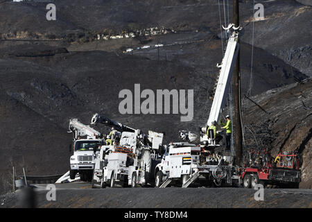 Travaux des équipes pour rétablir le courant des lignes sur Canyon Latigo à Malibu, Californie le 14 novembre 2018. Le feu a consommé plus de Woolsey 90 000 acres, brûlé près de 500 maisons et tué au moins trois personnes, près de Los Angeles. Plus de 50 ont été tués dans le nord de la Californie de friches. Photo de John McCoy/UPI Banque D'Images