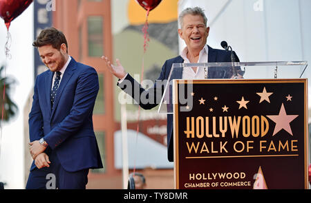 Le compositeur David Foster (R) prend la parole lors de la cérémonie de dévoilement d'étoiles honorant Michael Buble (L) avec le 2,650ème étoile sur le Hollywood Walk of Fame à Los Angeles, Californie le 16 novembre 2018. Photo de Chris Chew/UPI Banque D'Images