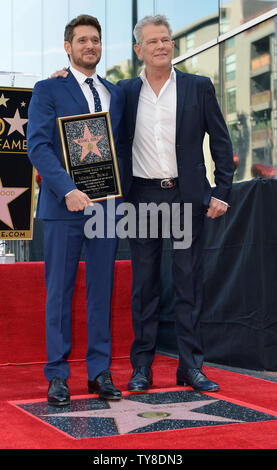 Le compositeur David Foster (R) et Michael Buble assister à la cérémonie de dévoilement d'étoiles honorant la 2,650ème Buble avec étoile sur le Hollywood Walk of Fame à Los Angeles, Californie le 16 novembre 2018. Photo de Chris Chew/UPI Banque D'Images