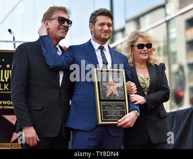 Michael Buble (centre) et ses parents Lewis Bublé (L) et Amber Santaga assister à la cérémonie de dévoilement d'étoiles honorant la 2,650ème Buble avec étoile sur le Hollywood Walk of Fame à Los Angeles, Californie le 16 novembre 2018. Photo de Chris Chew/UPI Banque D'Images