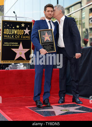 Le compositeur David Foster (R) et Michael Buble assister à la cérémonie de dévoilement d'étoiles honorant la 2,650ème Buble avec étoile sur le Hollywood Walk of Fame à Los Angeles, Californie le 16 novembre 2018. Photo de Chris Chew/UPI Banque D'Images