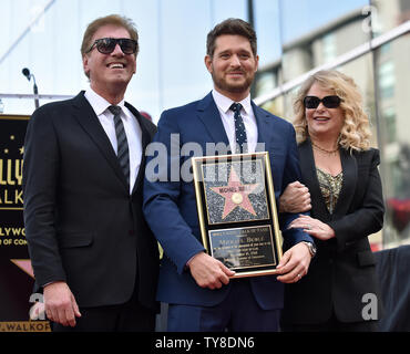 Michael Buble (centre) et ses parents Lewis Bublé (L) et Amber Santaga assister à la cérémonie de dévoilement d'étoiles honorant la 2,650ème Buble avec étoile sur le Hollywood Walk of Fame à Los Angeles, Californie le 16 novembre 2018. Photo de Chris Chew/UPI Banque D'Images