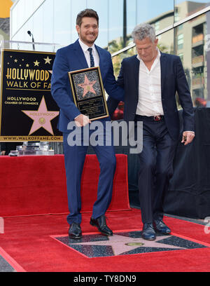 Le compositeur David Foster (R) et Michael Buble assister à la cérémonie de dévoilement d'étoiles honorant la 2,650ème Buble avec étoile sur le Hollywood Walk of Fame à Los Angeles, Californie le 16 novembre 2018. Photo de Chris Chew/UPI Banque D'Images