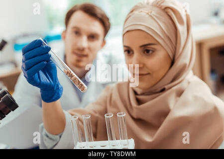 Focus sélectif d'un tube à essai avec des graines Banque D'Images