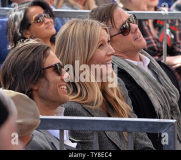 L'actrice Gwyneth Paltrow (C) et son mari, producteur Brad Falchuk (L) assister à une cérémonie de dévoilement honorant scénariste, réalisateur et producteur Ryan Murphy avec le 2,653ème étoile sur le Hollywood Walk of Fame à Los Angeles le 4 décembre 2018. Photo par Jim Ruymen/UPI Banque D'Images