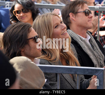 L'actrice Gwyneth Paltrow (C) et son mari, producteur Brad Falchuk (L) assister à une cérémonie de dévoilement honorant scénariste, réalisateur et producteur Ryan Murphy avec le 2,653ème étoile sur le Hollywood Walk of Fame à Los Angeles le 4 décembre 2018. Photo par Jim Ruymen/UPI Banque D'Images